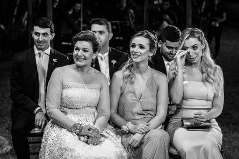 madrinhas emocionadas assistindo cerimônia de casamento preto e branco'