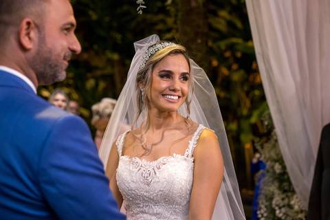 noiva sorri atenta ao padre'