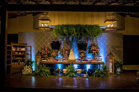 decoração ambiente interno samambaias armário rústico madeira flores coloridas bolo branco'