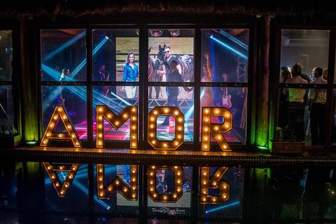 letreiro luminoso próximo piscina '