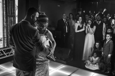 dança dos noivos pista convidados observam preto e branco'