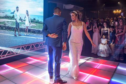 dança dos noivos pista convidados observam'