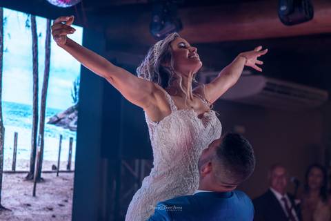 dança dos noivos pista noivo levanta noiva que abre os braços'