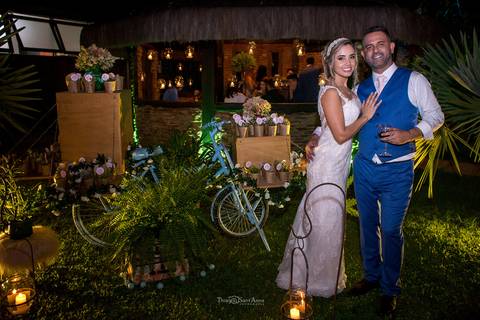 noivos abraçados no jardim decoração bicicleta retro caixas de madeira lembrancinhas flores amarelas'