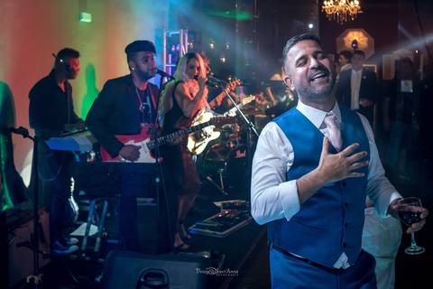 noivo canta com a banda festa casamento'