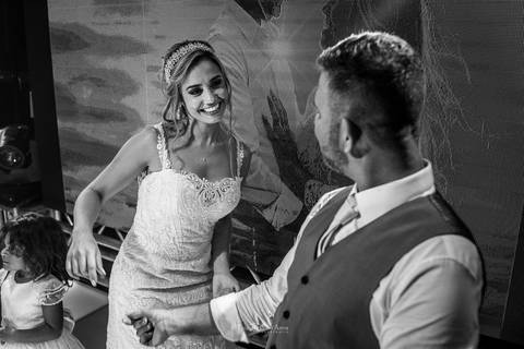 noivos dançam noiva sorri preto e branco'