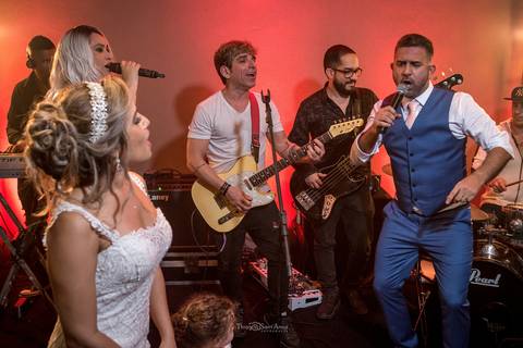 noivos cantam com a banda festa casamento'