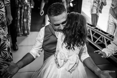 dama de honra abraça noivo preto e branco'