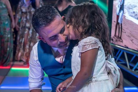 dama de honra beija rosto do noivo'