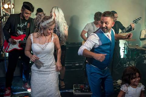 noivos dançam banda festa casamento'