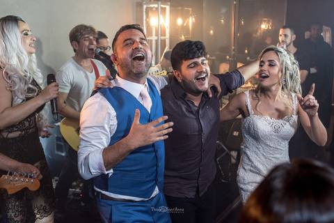 noivos cantam com banda e convidado festa de casamento'