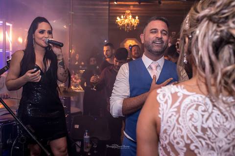 noivos cantam com banda festa de casamento'
