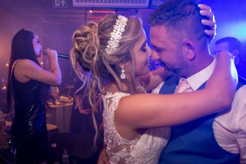 noiva abraça noivo banda ao fundo'