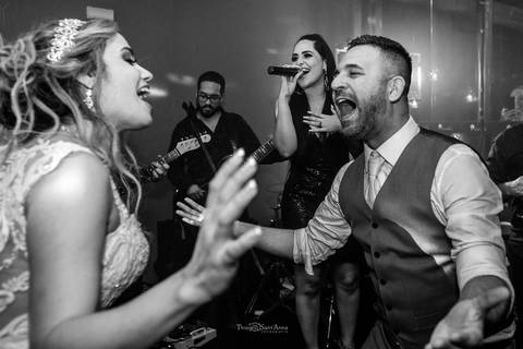 noivos cantam com banda festa casamento preto e branco'