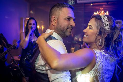 noivos dançam banda ao fundo festa casamento'