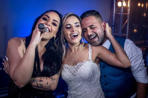 noivos cantam com banda festa de casamento'