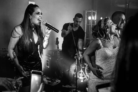 noivos dançam e cantam com banda festa de casamento'