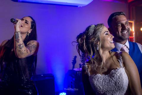 noivos dançam sorrindo cantora banda casamento'