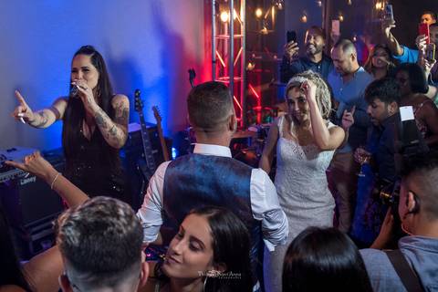 noivos dançam cantam banda festa casamento convidados dançam'