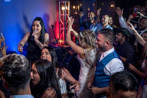noivos dançam cantam banda festa casamento convidados dançam'