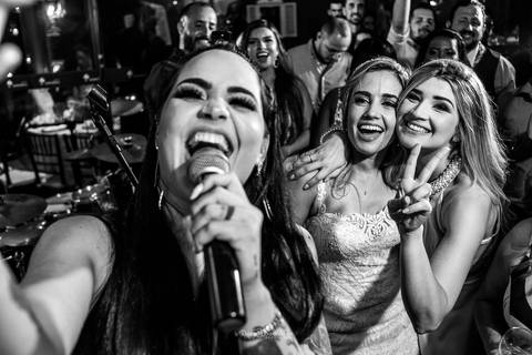 cantora banda noiva convidada convidados ao fundo preto e branco'