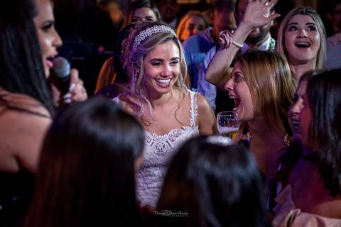 noiva sorri convidadas cantam junto a cantora banda'