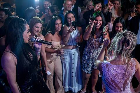 convidadas sorrindo cantam com noiva e cantora banda festa casamento'