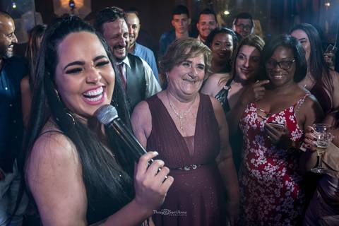 cantora sorri canta junto a convidadas'