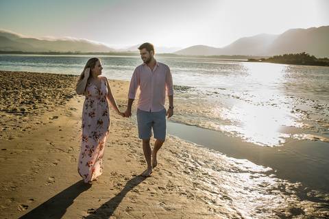 ensaio fotográfico casal lago praia por do sol'
