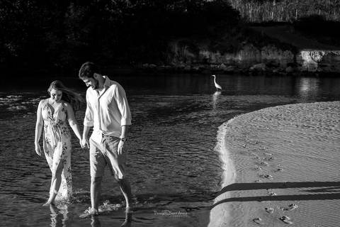 ensaio fotográfico casal lago praia por do sol preto e branco'