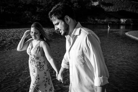 ensaio fotográfico casal lago praia por do sol preto e branco'