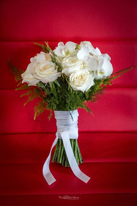 buque noiva casamento rosas brancas fundo vermelho'