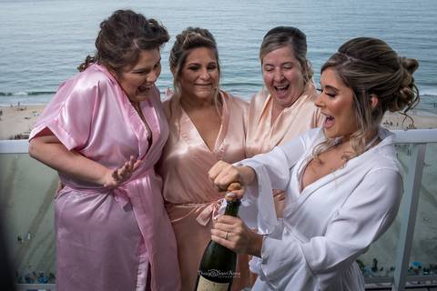 dia de noiva madrinhas champanhe paisagem praia'