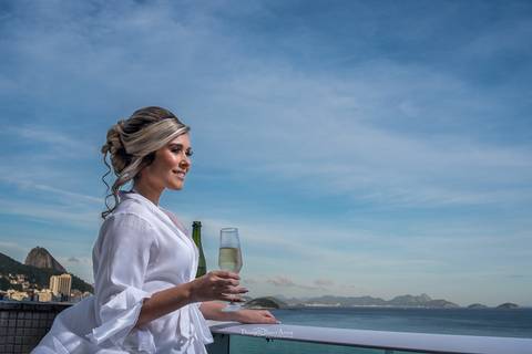 dia de noiva taça champanhe paisagem praia céu azul'