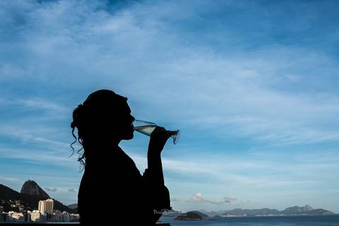 dia de noiva taça champanhe paisagem praia céu azul silhueta'