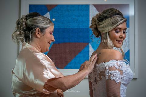 noiva vestido mãe ajusta abotoa'