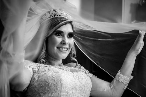 noiva sorri vestido véu preto e branco'