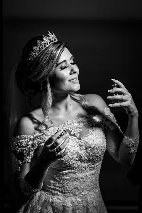 noiva sorrindo se perfuma vestido renda perfume preto e branco'