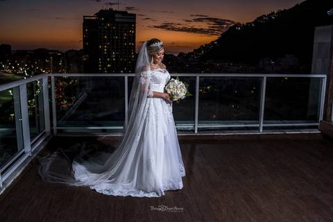 noiva véu vestido buque paisagem prédios anoitecer'
