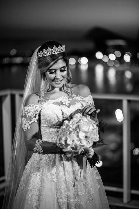 noiva sorri buque véu vestido preto branco'