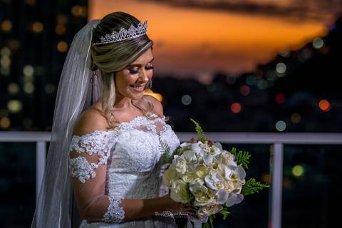 noiva sorri buque véu vestido anoitecer'