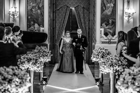entrada noivo e sua mãe igreja decoração flores preto e branco'