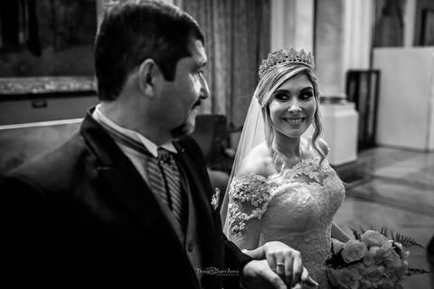 noiva e seu pai se preparam para entrada noiva sorri preto e branco'