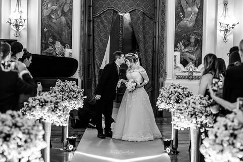 entrada da noiva e seu pai igreja  convidados observam de pé decoração flores preto e branco'