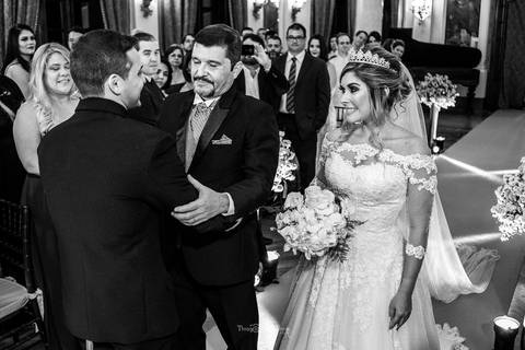 chegada da noiva vestido véu buque e seu pai abraça noivo preto e branco'