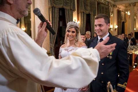noivos sorrindo atentos ao padre igreja'