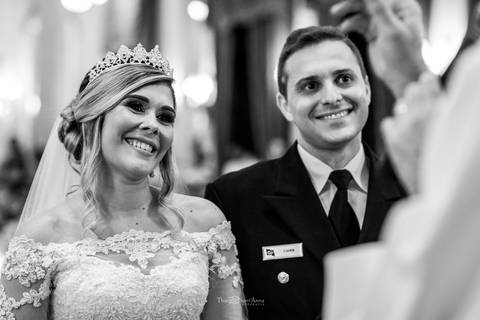 noivos sorrindo atentos ao padre preto e branco'