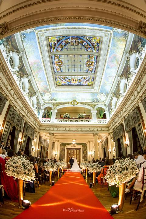 interior igreja católica teto vitral'
