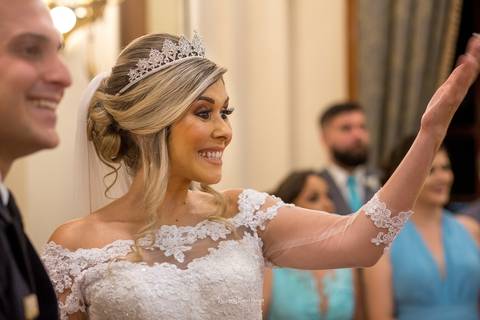 noivos sorrindo esperam alianças'