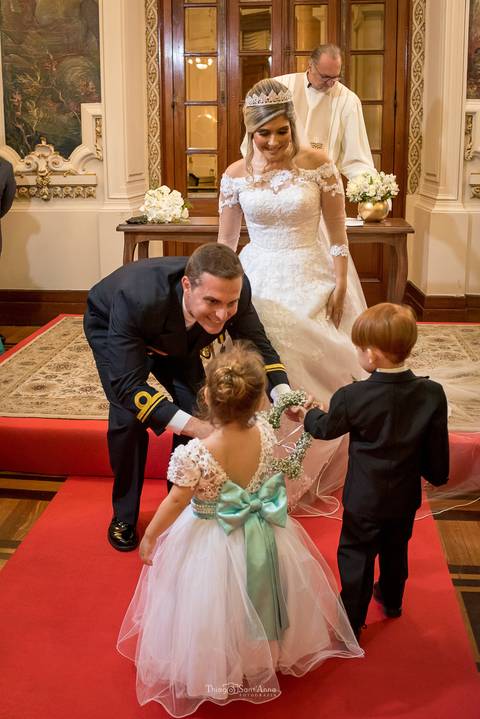 pajem e dama de honra entregam alianças ao noivo'